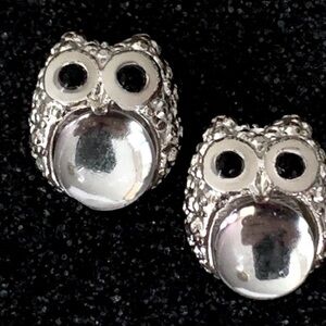 Silver Owl Face Stud Earrings - Polished Silver tone. “Jelly Belly” style